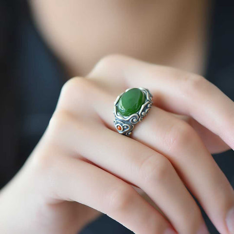 Set Cincin Perak 19546#925 dengan Giok Hetian 💍 Pengerjaan yang sangat indah, desain yang simpel dan elegan. Dimensi Giok: 10*14 cm. Biaya pengiriman dan pajak sudah termasuk.