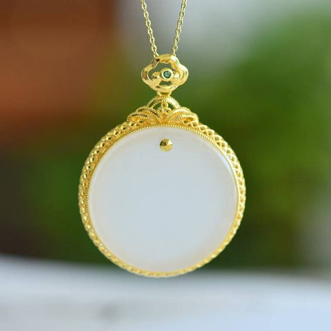 Liontin bulat sempurna dengan desain yang unik dan baru. Batu gioknya hangat dan lembut, membuatnya menarik perhatian dan memukau saat dikenakan. ✨ Saya sangat suka tampilannya! 💕 Ukuran batu utama: 35*35 cm (termasuk ongkos kirim dan pajak)