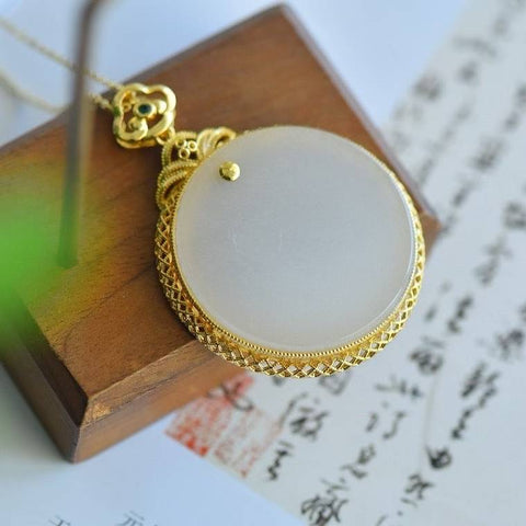 Liontin bulat sempurna dengan desain yang unik dan baru. Batu gioknya hangat dan lembut, membuatnya menarik perhatian dan memukau saat dikenakan. ✨ Saya sangat suka tampilannya! 💕 Ukuran batu utama: 35*35 cm (termasuk ongkos kirim dan pajak)