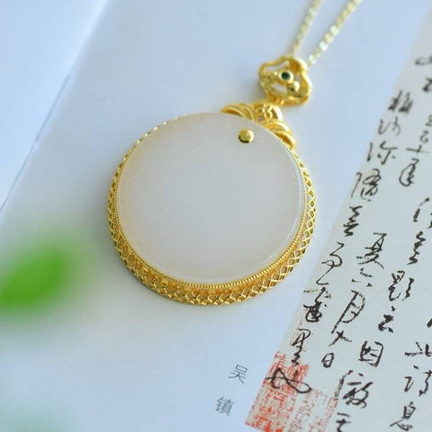 Liontin bulat sempurna dengan desain yang unik dan baru. Batu gioknya hangat dan lembut, membuatnya menarik perhatian dan memukau saat dikenakan. ✨ Saya sangat suka tampilannya! 💕 Ukuran batu utama: 35*35 cm (termasuk ongkos kirim dan pajak)