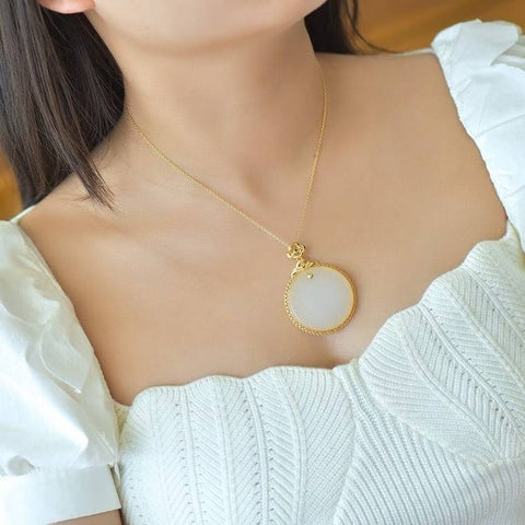 Liontin bulat sempurna dengan desain yang unik dan baru. Batu gioknya hangat dan lembut, membuatnya menarik perhatian dan memukau saat dikenakan. ✨ Saya sangat suka tampilannya! 💕 Ukuran batu utama: 35*35 cm (termasuk ongkos kirim dan pajak)