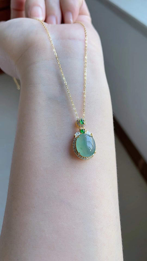 Liontin jadeit alami, dari tambang tua, tembus cahaya sangat baik, hijau es dan berkilau, bertahtakan perak 925, dimensi 1,2 x 1,0 cm, termasuk biaya pengiriman dan pajak.