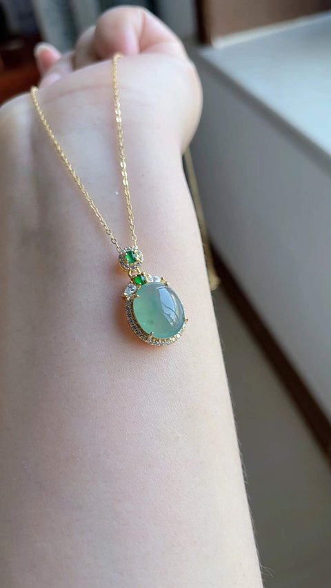 Liontin jadeit alami, dari tambang tua, tembus cahaya sangat baik, hijau es dan berkilau, bertahtakan perak 925, dimensi 1,2 x 1,0 cm, termasuk biaya pengiriman dan pajak.