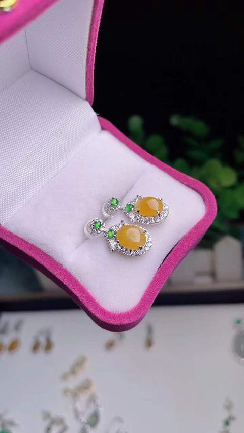 Anting-anting giok alami, terbuat dari bahan tambang tua, dengan tekstur halus dan hangat, warna kuning lemak ayam yang indah, indah dan bergaya, bertahtakan perak 925, ukuran 5 x 7 termasuk biaya pengiriman dan pajak.