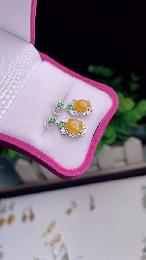 Anting-anting giok alami, terbuat dari bahan tambang tua, dengan tekstur halus dan hangat, warna kuning lemak ayam yang indah, indah dan bergaya, bertahtakan perak 925, ukuran 5 x 7 termasuk biaya pengiriman dan pajak.