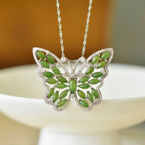 10826# 925 Sterling Silver Bertahtakan Giok Hetian (4*8) Liontin Bros Kupu-kupu Marquise 🦋 Bertahtakan Zirkonia Penuh (Perak). Giok ini hangat dan lembut, dengan desain yang unik dan baru. Biaya pengiriman dan pajak sudah termasuk.