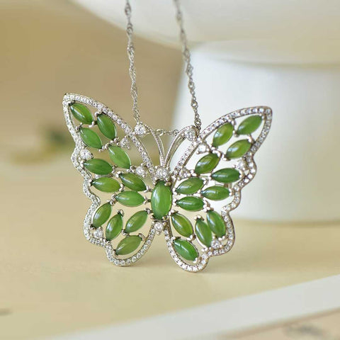 10826# 925 Sterling Silver Bertahtakan Giok Hetian (4*8) Liontin Bros Kupu-kupu Marquise 🦋 Bertahtakan Zirkonia Penuh (Perak). Giok ini hangat dan lembut, dengan desain yang unik dan baru. Biaya pengiriman dan pajak sudah termasuk.