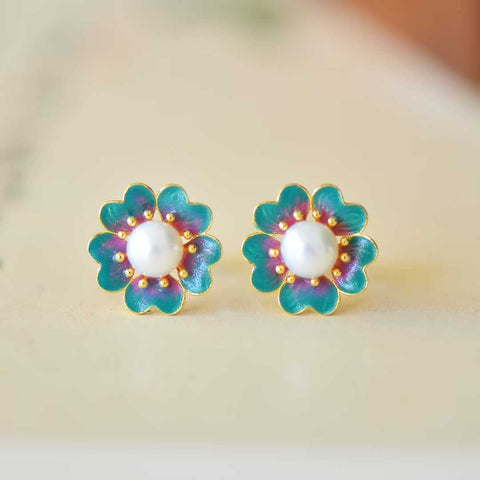 Anting Enamel Lima Kelopak Mutiara Bertahtakan Mutiara Perak Sterling 925 22154-2# (Emas). Desainnya unik dan modis, mutiaranya hangat dan halus, menciptakan efek yang mencolok dan memikat. Spesifikasi mutiara: (6*6). Termasuk ongkos kirim dan pajak.