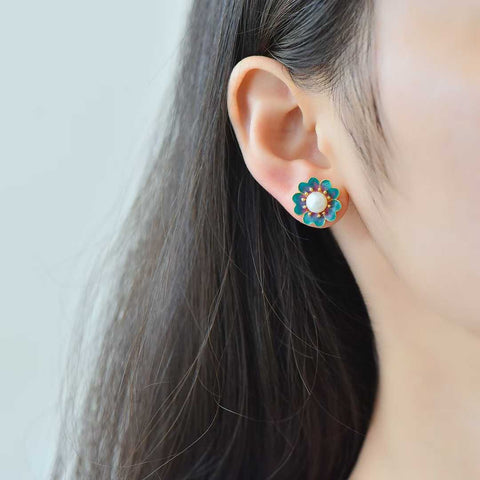 Anting Enamel Lima Kelopak Mutiara Bertahtakan Mutiara Perak Sterling 925 22154-2# (Emas). Desainnya unik dan modis, mutiaranya hangat dan halus, menciptakan efek yang mencolok dan memikat. Spesifikasi mutiara: (6*6). Termasuk ongkos kirim dan pajak.