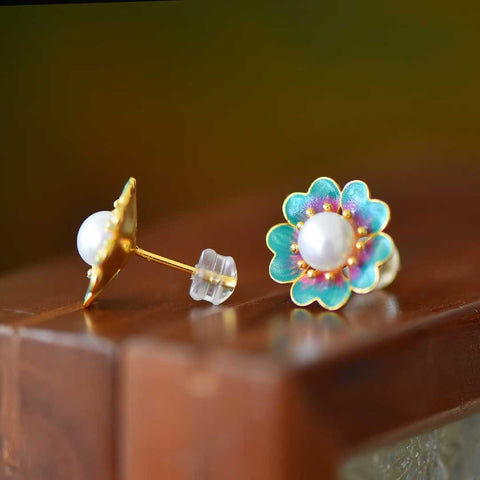Anting Enamel Lima Kelopak Mutiara Bertahtakan Mutiara Perak Sterling 925 22154-2# (Emas). Desainnya unik dan modis, mutiaranya hangat dan halus, menciptakan efek yang mencolok dan memikat. Spesifikasi mutiara: (6*6). Termasuk ongkos kirim dan pajak.
