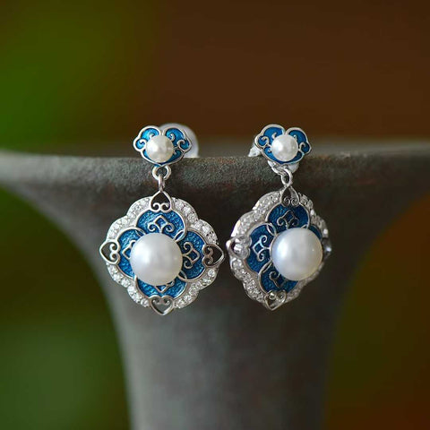 22155# (Perak) Anting Halaman Enamel Bertahtakan Mutiara Perak Sterling 925. Desainnya unik dan modis, mutiaranya hangat dan halus, menciptakan efek yang mencolok dan menarik perhatian. Dimensi mutiara: (6*6). Biaya pengiriman dan pajak sudah termasuk.