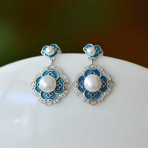 22155# (Perak) Anting Halaman Enamel Bertahtakan Mutiara Perak Sterling 925. Desainnya unik dan modis, mutiaranya hangat dan halus, menciptakan efek yang mencolok dan menarik perhatian. Dimensi mutiara: (6*6). Biaya pengiriman dan pajak sudah termasuk.