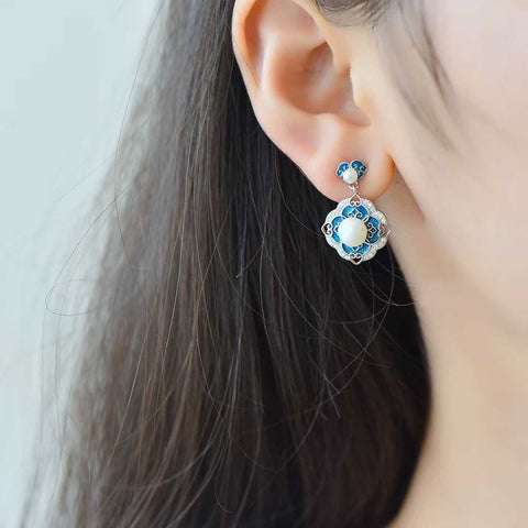 22155# (Perak) Anting Halaman Enamel Bertahtakan Mutiara Perak Sterling 925. Desainnya unik dan modis, mutiaranya hangat dan halus, menciptakan efek yang mencolok dan menarik perhatian. Dimensi mutiara: (6*6). Biaya pengiriman dan pajak sudah termasuk.