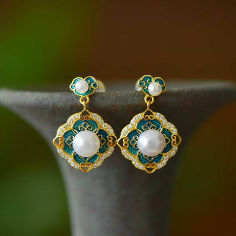 22155# (Perak) Anting Halaman Enamel Bertahtakan Mutiara Perak Sterling 925. Desainnya unik dan modis, mutiaranya hangat dan halus, menciptakan efek yang mencolok dan menarik perhatian. Dimensi mutiara: (6*6). Biaya pengiriman dan pajak sudah termasuk.