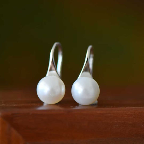 Anting Hak Tinggi Bertahtakan Mutiara Perak Sterling 925 22156# (Perak). Mutiaranya hangat dan halus, menciptakan efek yang mencolok dan menarik perhatian. Dimensi mutiara: (10*10). Termasuk ongkos kirim dan pajak.