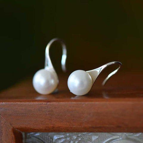 Anting Hak Tinggi Bertahtakan Mutiara Perak Sterling 925 22156# (Perak). Mutiaranya hangat dan halus, menciptakan efek yang mencolok dan menarik perhatian. Dimensi mutiara: (10*10). Termasuk ongkos kirim dan pajak.