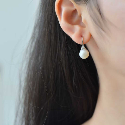 Anting Hak Tinggi Bertahtakan Mutiara Perak Sterling 925 22156# (Perak). Mutiaranya hangat dan halus, menciptakan efek yang mencolok dan menarik perhatian. Dimensi mutiara: (10*10). Termasuk ongkos kirim dan pajak.