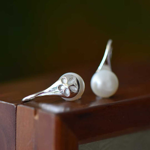 Anting Hak Tinggi Bertahtakan Mutiara Perak Sterling 925 22156# (Perak). Mutiaranya hangat dan halus, menciptakan efek yang mencolok dan menarik perhatian. Dimensi mutiara: (10*10). Termasuk ongkos kirim dan pajak.