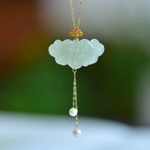 5437-2# Liontin Naga dan Phoenix Keberuntungan, Emas 18K Bertahtakan Giok Hetian (Bahan Qinghai), Liontin Rumbai Phoenix dan Mutiara yang Indah, 14*25 cm (termasuk biaya pengiriman dan pajak).