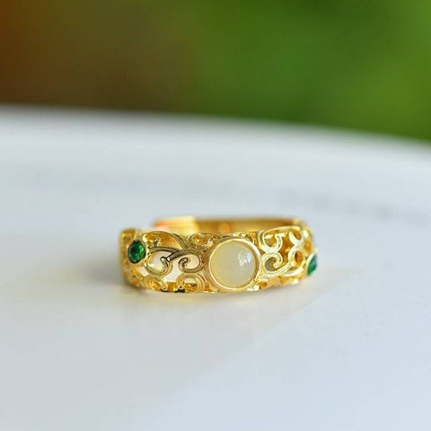 Cincin giok dengan tatahan giok putih Hetian 💍15223-2#, muka drum bundar dengan cincin filigree zirkon hijau. Ukuran batu utama: 5*5 cm. Biaya kirim dan pajak sudah termasuk.