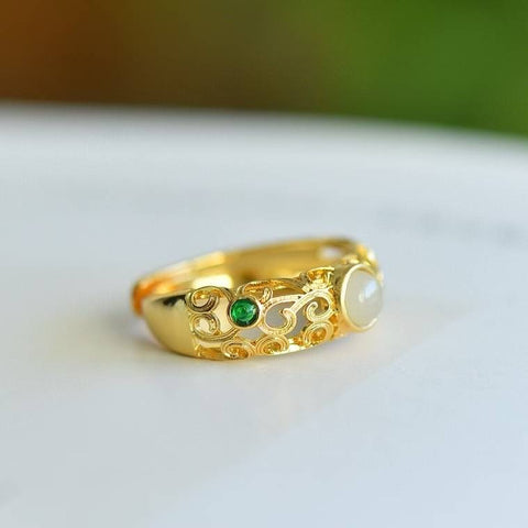 Cincin giok dengan tatahan giok putih Hetian 💍15223-2#, muka drum bundar dengan cincin filigree zirkon hijau. Ukuran batu utama: 5*5 cm. Biaya kirim dan pajak sudah termasuk.