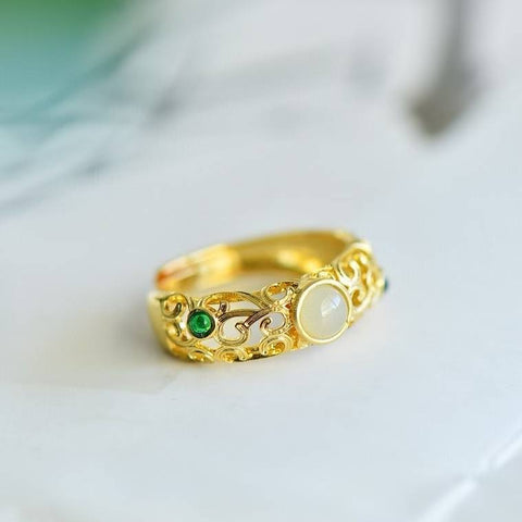 Cincin giok dengan tatahan giok putih Hetian 💍15223-2#, muka drum bundar dengan cincin filigree zirkon hijau. Ukuran batu utama: 5*5 cm. Biaya kirim dan pajak sudah termasuk.