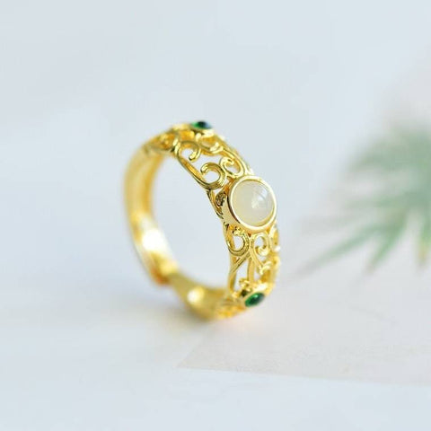 Cincin giok dengan tatahan giok putih Hetian 💍15223-2#, muka drum bundar dengan cincin filigree zirkon hijau. Ukuran batu utama: 5*5 cm. Biaya kirim dan pajak sudah termasuk.