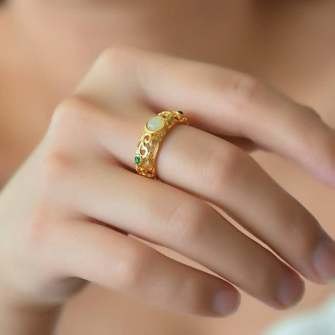 Cincin giok dengan tatahan giok putih Hetian 💍15223-2#, muka drum bundar dengan cincin filigree zirkon hijau. Ukuran batu utama: 5*5 cm. Biaya kirim dan pajak sudah termasuk.