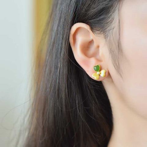 Anting perak sterling 925 7151-8# bertatahkan giok Hetian berbentuk hati dan disikat dengan tekstur lembut dan hangat. Desainnya unik dan baru. Dimensi giok: 5*5 cm. Biaya kirim dan pajak sudah termasuk.