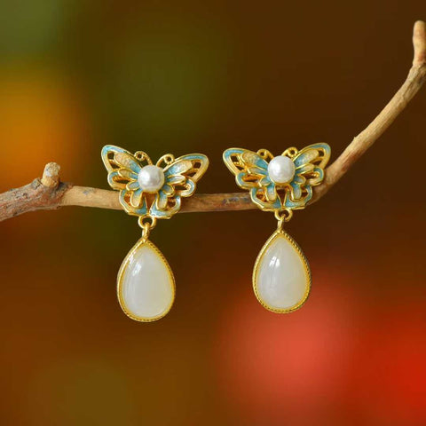 Anting kupu-kupu berbentuk tetesan air mata giok Hetian perak sterling 925 5013-2#. Desain unik dan baru, pengerjaan yang sangat indah, dan gaya yang khas. Dimensi giok: 6*9 cm. Harga sudah termasuk ongkos kirim dan pajak.