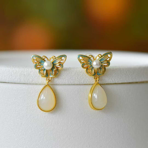 Anting kupu-kupu berbentuk tetesan air mata giok Hetian perak sterling 925 5013-2#. Desain unik dan baru, pengerjaan yang sangat indah, dan gaya yang khas. Dimensi giok: 6*9 cm. Harga sudah termasuk ongkos kirim dan pajak.