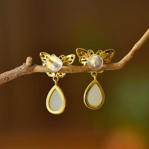 Anting kupu-kupu berbentuk tetesan air mata giok Hetian perak sterling 925 5013-2#. Desain unik dan baru, pengerjaan yang sangat indah, dan gaya yang khas. Dimensi giok: 6*9 cm. Harga sudah termasuk ongkos kirim dan pajak.