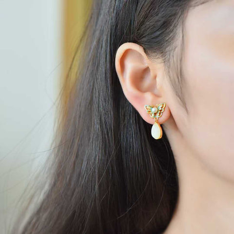 Anting kupu-kupu berbentuk tetesan air mata giok Hetian perak sterling 925 5013-2#. Desain unik dan baru, pengerjaan yang sangat indah, dan gaya yang khas. Dimensi giok: 6*9 cm. Harga sudah termasuk ongkos kirim dan pajak.