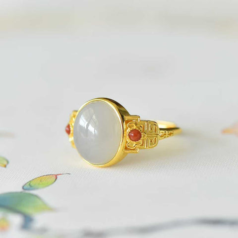 Cincin perak sterling 925 dengan cabochon giok Qinghai berwarna ungu berasap. Desainnya unik dan baru, pengerjaannya sangat indah, dan membuatnya tampak menonjol. Dimensi giok: 10*12 cm. Biaya pengiriman dan pajak sudah termasuk.