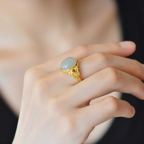 Cincin perak sterling 925 dengan cabochon giok Qinghai berwarna ungu berasap. Desainnya unik dan baru, pengerjaannya sangat indah, dan membuatnya tampak menonjol. Dimensi giok: 10*12 cm. Biaya pengiriman dan pajak sudah termasuk.