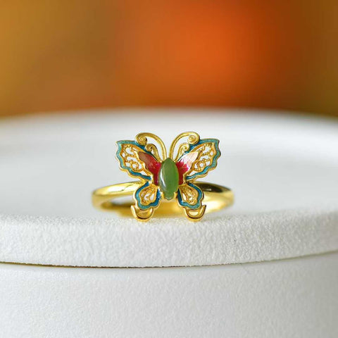 Cincin perak sterling 925 ini menampilkan desain unik dan indah dengan motif kupu-kupu yang bertahtakan giok Hetian. Ukuran cincin giok 3x6 cm. Biaya pengiriman dan pajak sudah termasuk.