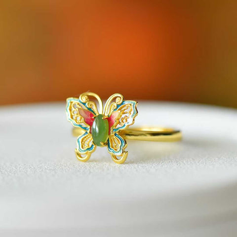 Cincin perak sterling 925 ini menampilkan desain unik dan indah dengan motif kupu-kupu yang bertahtakan giok Hetian. Ukuran cincin giok 3x6 cm. Biaya pengiriman dan pajak sudah termasuk.