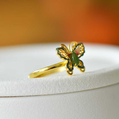 Cincin perak sterling 925 ini menampilkan desain unik dan indah dengan motif kupu-kupu yang bertahtakan giok Hetian. Ukuran cincin giok 3x6 cm. Biaya pengiriman dan pajak sudah termasuk.