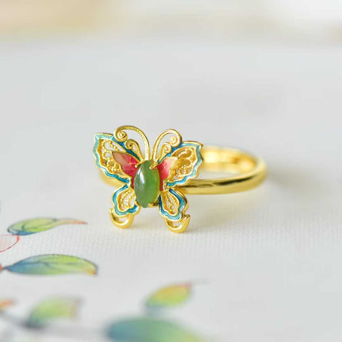 Cincin perak sterling 925 ini menampilkan desain unik dan indah dengan motif kupu-kupu yang bertahtakan giok Hetian. Ukuran cincin giok 3x6 cm. Biaya pengiriman dan pajak sudah termasuk.