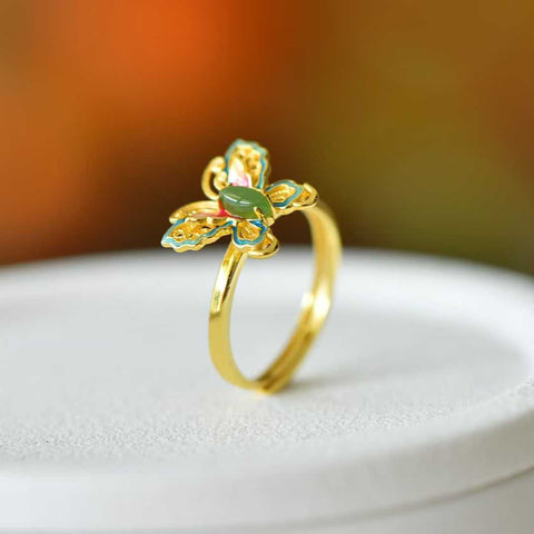 Cincin perak sterling 925 ini menampilkan desain unik dan indah dengan motif kupu-kupu yang bertahtakan giok Hetian. Ukuran cincin giok 3x6 cm. Biaya pengiriman dan pajak sudah termasuk.