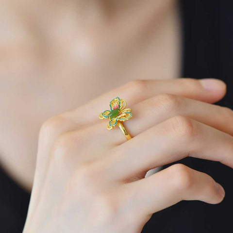 Cincin perak sterling 925 ini menampilkan desain unik dan indah dengan motif kupu-kupu yang bertahtakan giok Hetian. Ukuran cincin giok 3x6 cm. Biaya pengiriman dan pajak sudah termasuk.