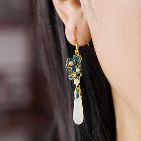 🌸🌸🌸5094-2# Anting kupu-kupu liontin panjang perak sterling 925 bertatahkan giok Hetian. Desain unik dan baru, pengerjaan yang sangat indah, sungguh luar biasa. Dimensi giok: 6*20 mm. Biaya pengiriman dan pajak sudah termasuk.