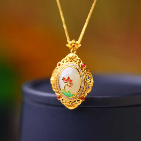 Liontin cabochon teratai giok Hetian perak sterling 925 0347-2#. Desain unik dan baru, pengerjaan yang sangat indah, sungguh luar biasa. Dimensi giok: 12*16 cm. Harga sudah termasuk ongkos kirim dan pajak.