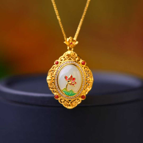 Liontin cabochon teratai giok Hetian perak sterling 925 0347-2#. Desain unik dan baru, pengerjaan yang sangat indah, sungguh luar biasa. Dimensi giok: 12*16 cm. Harga sudah termasuk ongkos kirim dan pajak.