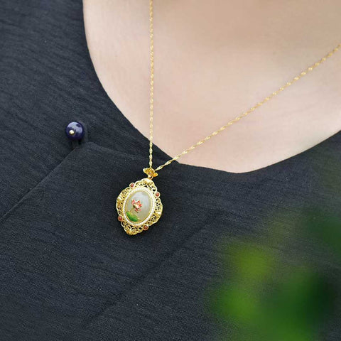 Liontin cabochon teratai giok Hetian perak sterling 925 0347-2#. Desain unik dan baru, pengerjaan yang sangat indah, sungguh luar biasa. Dimensi giok: 12*16 cm. Harga sudah termasuk ongkos kirim dan pajak.