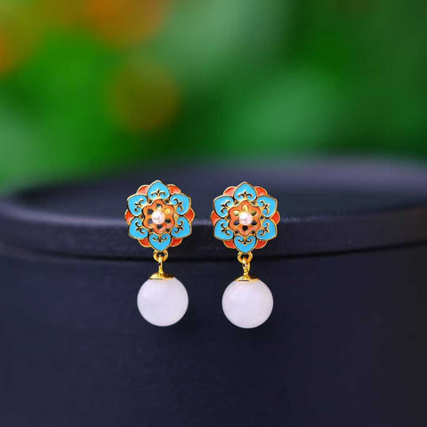 Anting perak sterling 925 5037-2# bertahtakan giok Hetian (giok putih) bermotif bunga. Desainnya unik dan baru, pengerjaannya sangat indah, dan khas. Dimensi giok: 8*8 cm. Harga sudah termasuk ongkos kirim dan pajak.