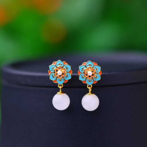 Anting perak sterling 925 5037-2# bertahtakan giok Hetian (giok putih) bermotif bunga. Desainnya unik dan baru, pengerjaannya sangat indah, dan khas. Dimensi giok: 8*8 cm. Harga sudah termasuk ongkos kirim dan pajak.