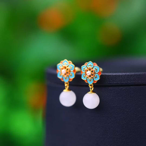 Anting perak sterling 925 5037-2# bertahtakan giok Hetian (giok putih) bermotif bunga. Desainnya unik dan baru, pengerjaannya sangat indah, dan khas. Dimensi giok: 8*8 cm. Harga sudah termasuk ongkos kirim dan pajak.