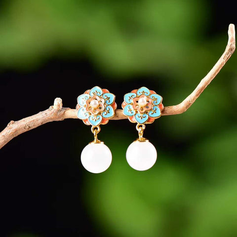 Anting perak sterling 925 5037-2# bertahtakan giok Hetian (giok putih) bermotif bunga. Desainnya unik dan baru, pengerjaannya sangat indah, dan khas. Dimensi giok: 8*8 cm. Harga sudah termasuk ongkos kirim dan pajak.