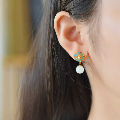 Anting perak sterling 925 5037-2# bertahtakan giok Hetian (giok putih) bermotif bunga. Desainnya unik dan baru, pengerjaannya sangat indah, dan khas. Dimensi giok: 8*8 cm. Harga sudah termasuk ongkos kirim dan pajak.